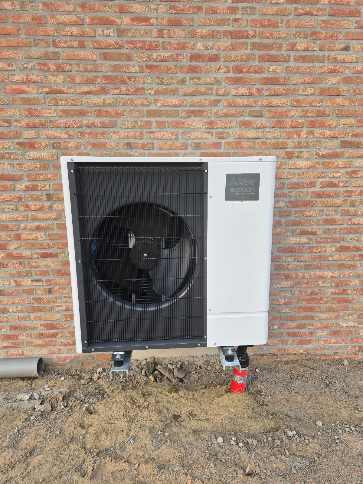 Warmtepomp buitenunit professioneel gemonteerd in woningbouw