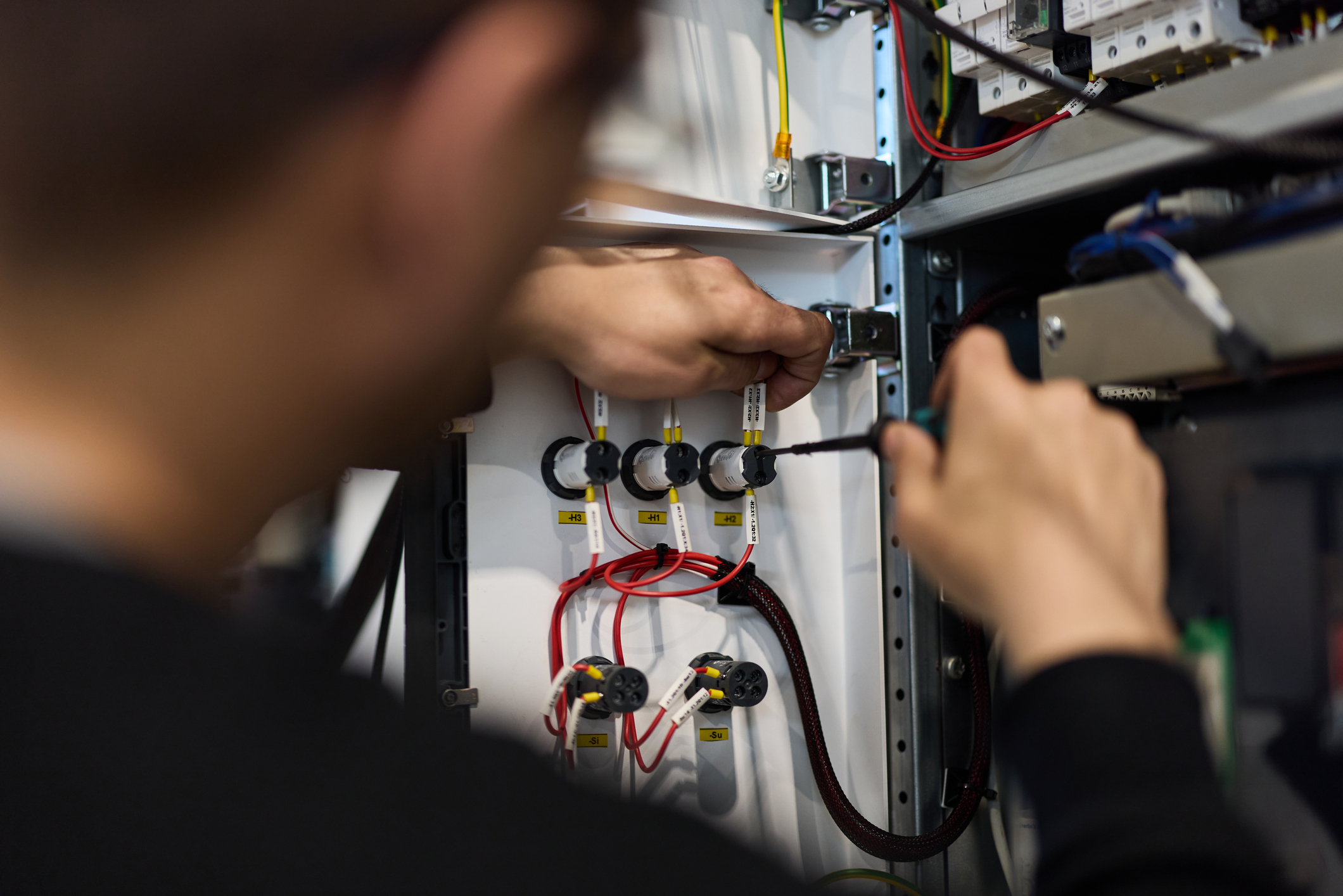 Installateur bezig met meterkast installatie